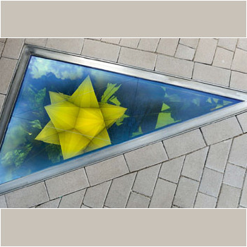 Negative glacier kaleidoscope (Kepler dodeca star), 2007 Edelstahl, Farb-Effekt-Filterglas, Aluminium, Stahl, Aluminiumfolie, flächige Entladungslampe, mechanisches Entfeuchtungssystem, Plastik 270 x 185,4 x 83 cm Dreieck: 185,4 x 157,71 x 97,47 cm